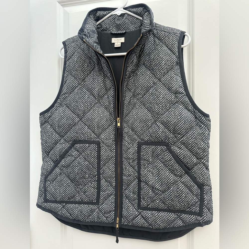 J.Crew Down Puffer Vest - Large
Zip Up Pockets Chevron Stripe Gray Cream
